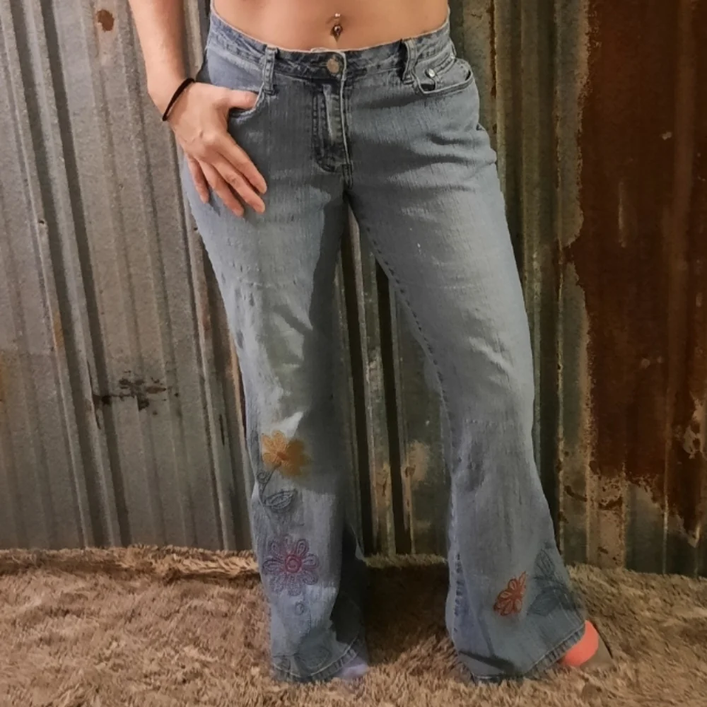 VINTAGE BOHO Floral Threaded Jeans - Picture 2 of 12